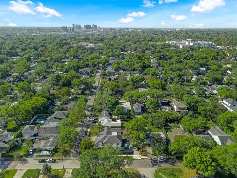 合同活跃: $1,299,900 (5 贝兹, 4 浴室, 3175 平方英尺)