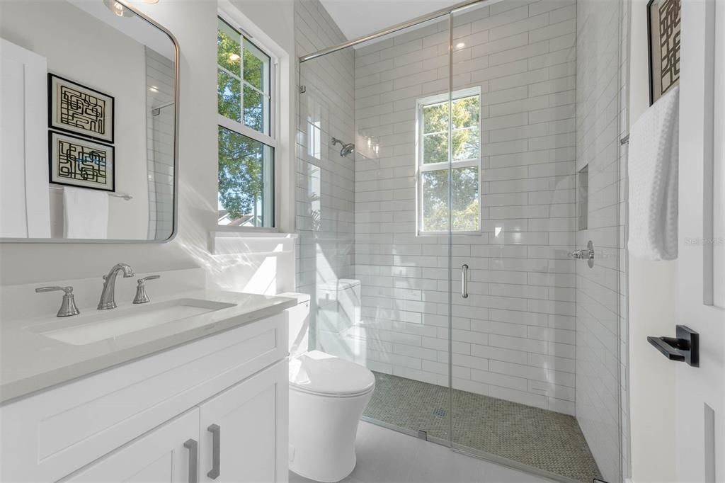 合同活跃: $1,299,900 (5 贝兹, 4 浴室, 3175 平方英尺)