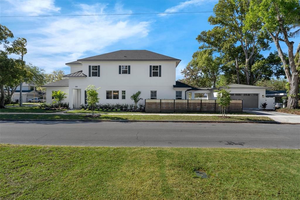 合同活跃: $1,299,900 (5 贝兹, 4 浴室, 3175 平方英尺)