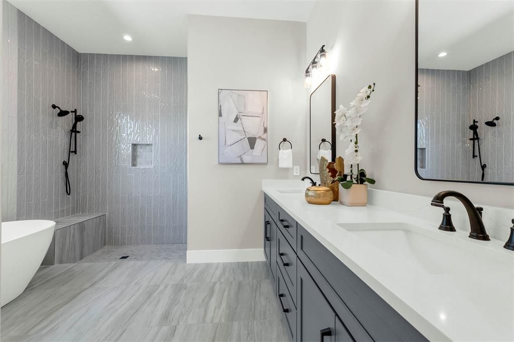 合同活跃: $1,299,900 (5 贝兹, 4 浴室, 3175 平方英尺)