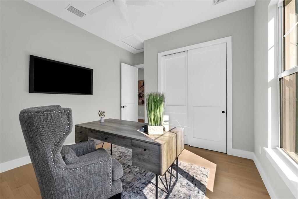 合同活跃: $1,299,900 (5 贝兹, 4 浴室, 3175 平方英尺)