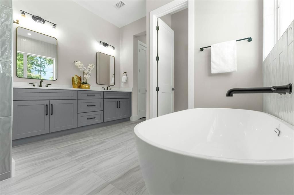 合同活跃: $1,299,900 (5 贝兹, 4 浴室, 3175 平方英尺)