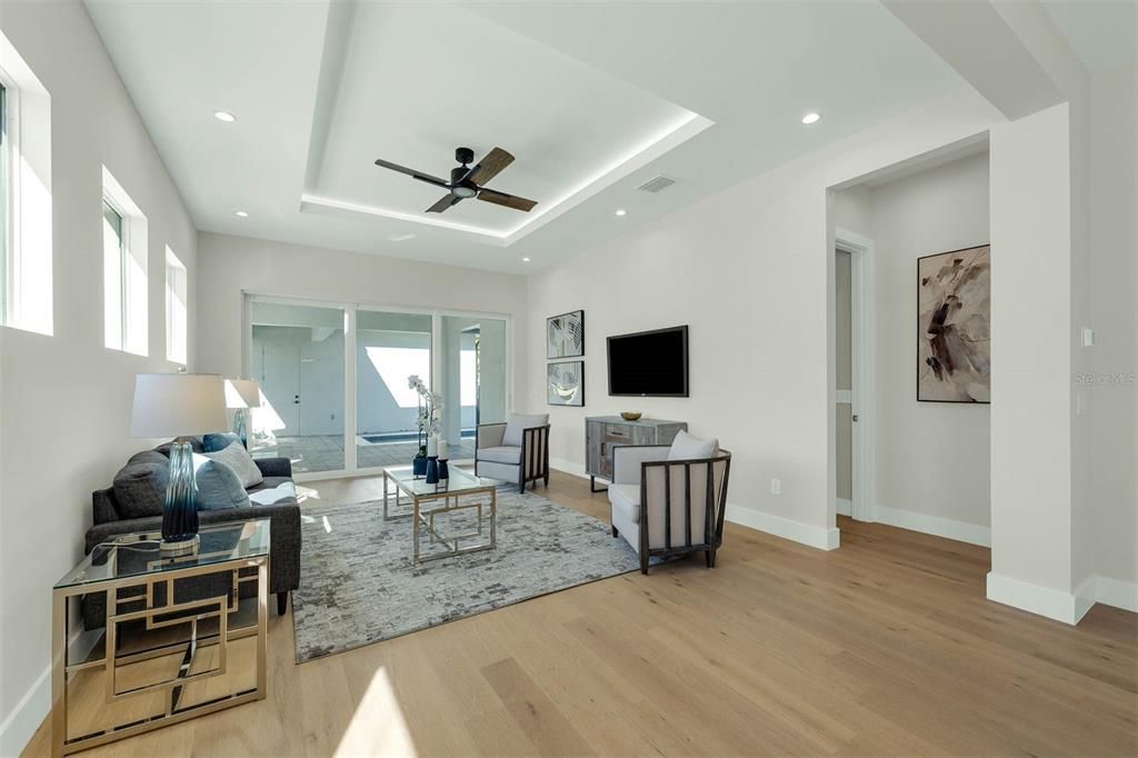 合同活跃: $1,299,900 (5 贝兹, 4 浴室, 3175 平方英尺)