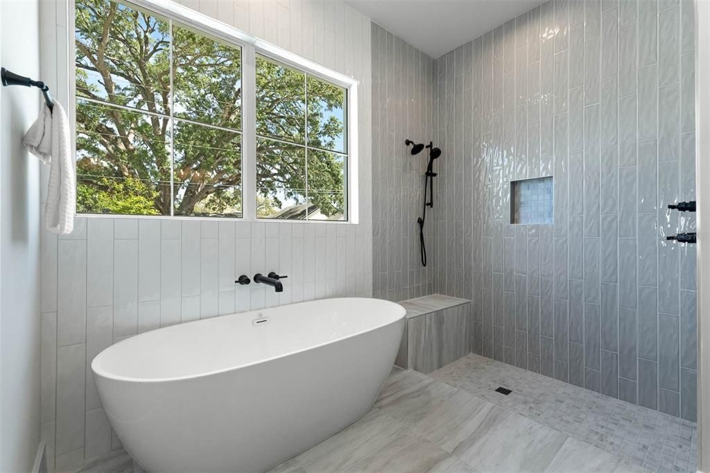 合同活跃: $1,299,900 (5 贝兹, 4 浴室, 3175 平方英尺)