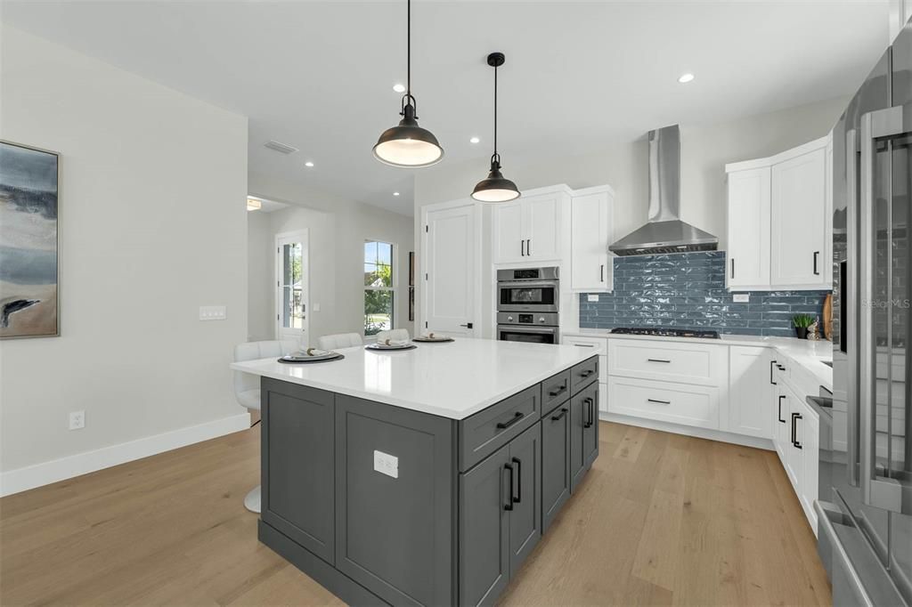 合同活跃: $1,299,900 (5 贝兹, 4 浴室, 3175 平方英尺)