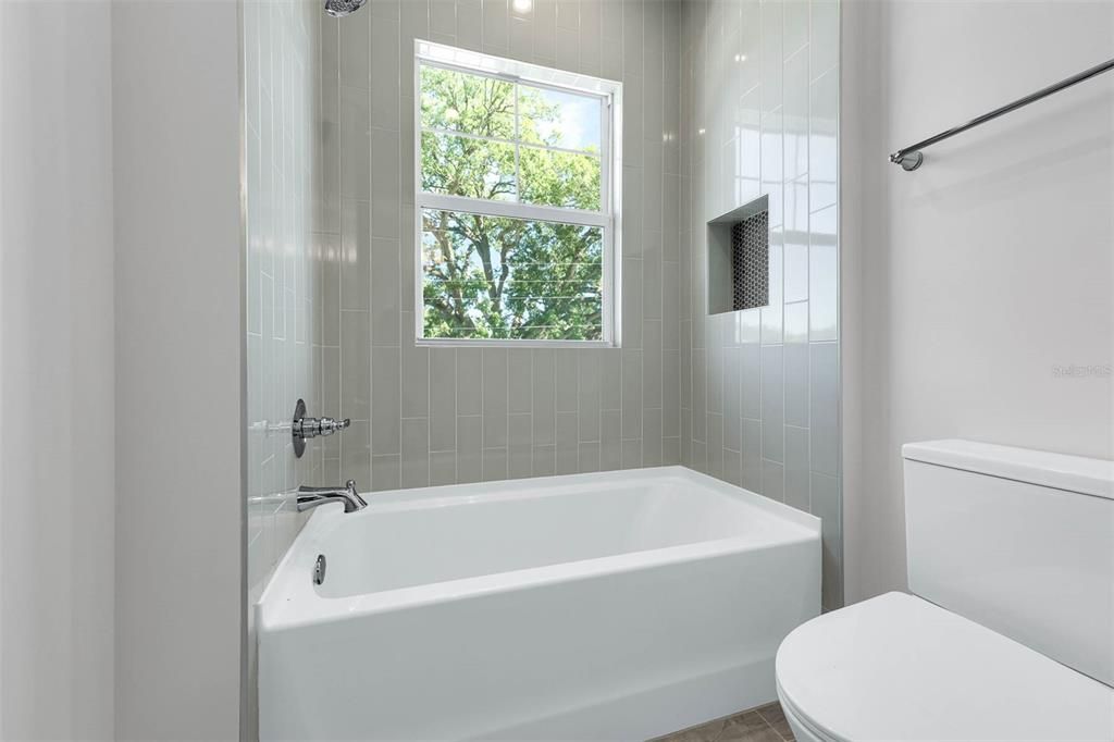 合同活跃: $1,299,900 (5 贝兹, 4 浴室, 3175 平方英尺)