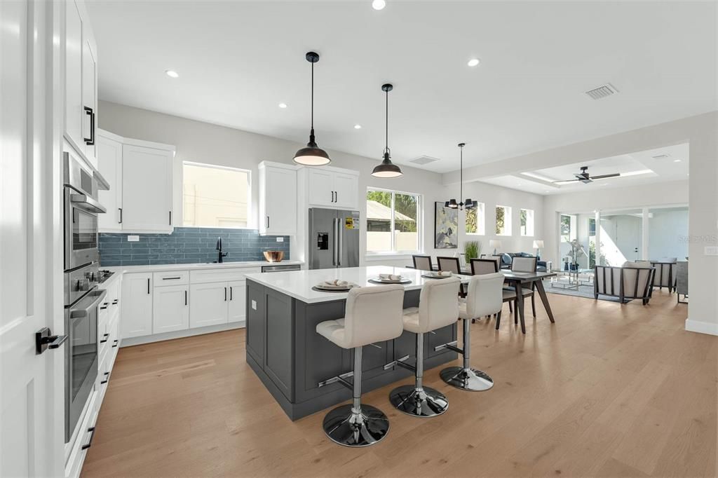 合同活跃: $1,299,900 (5 贝兹, 4 浴室, 3175 平方英尺)