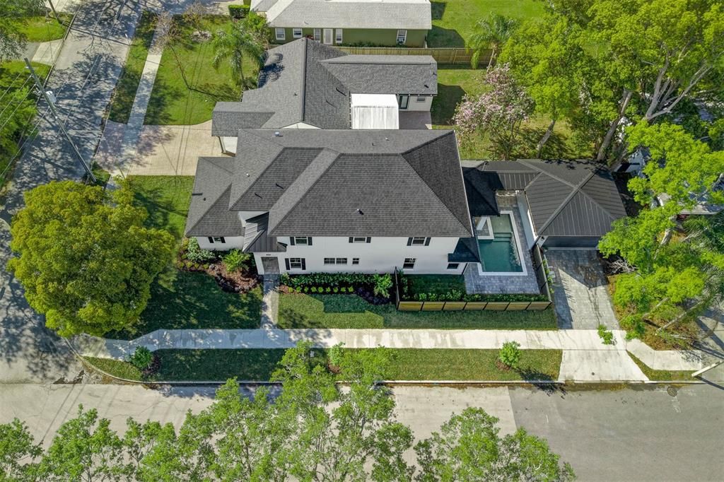 合同活跃: $1,299,900 (5 贝兹, 4 浴室, 3175 平方英尺)