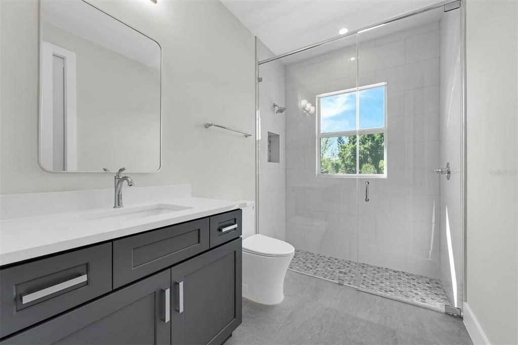 合同活跃: $1,299,900 (5 贝兹, 4 浴室, 3175 平方英尺)