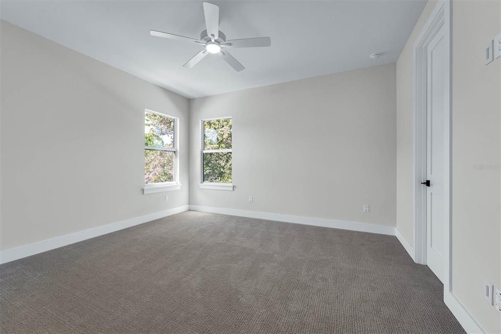 合同活跃: $1,299,900 (5 贝兹, 4 浴室, 3175 平方英尺)