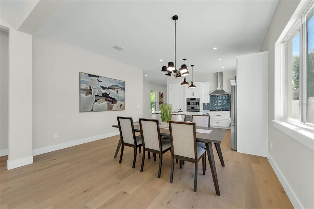 合同活跃: $1,299,900 (5 贝兹, 4 浴室, 3175 平方英尺)