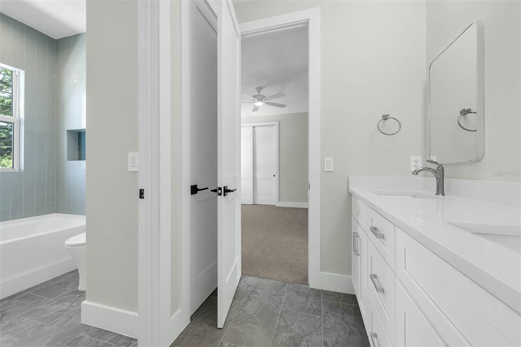 合同活跃: $1,299,900 (5 贝兹, 4 浴室, 3175 平方英尺)