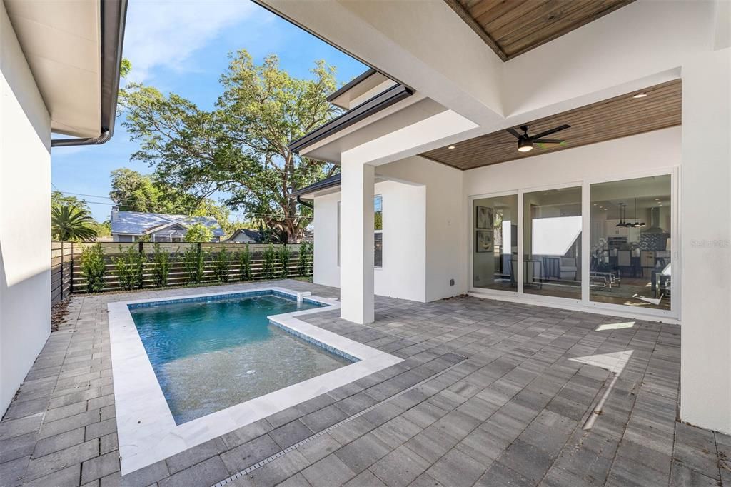 合同活跃: $1,299,900 (5 贝兹, 4 浴室, 3175 平方英尺)