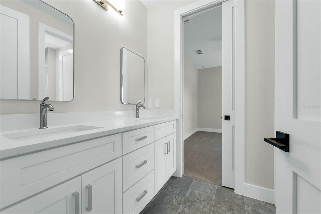 合同活跃: $1,299,900 (5 贝兹, 4 浴室, 3175 平方英尺)