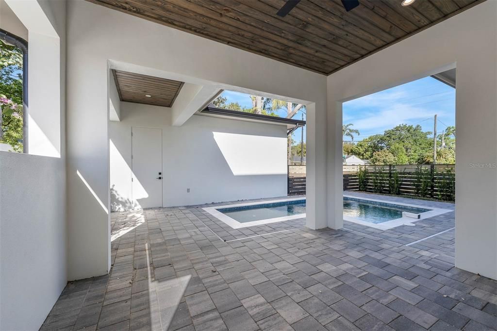 合同活跃: $1,299,900 (5 贝兹, 4 浴室, 3175 平方英尺)