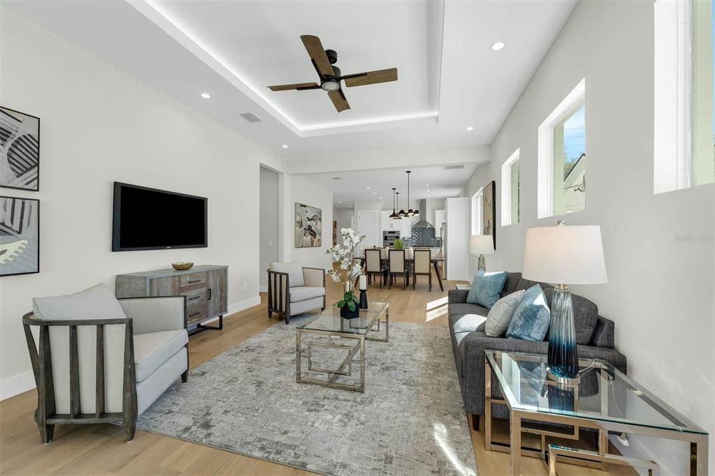 合同活跃: $1,299,900 (5 贝兹, 4 浴室, 3175 平方英尺)