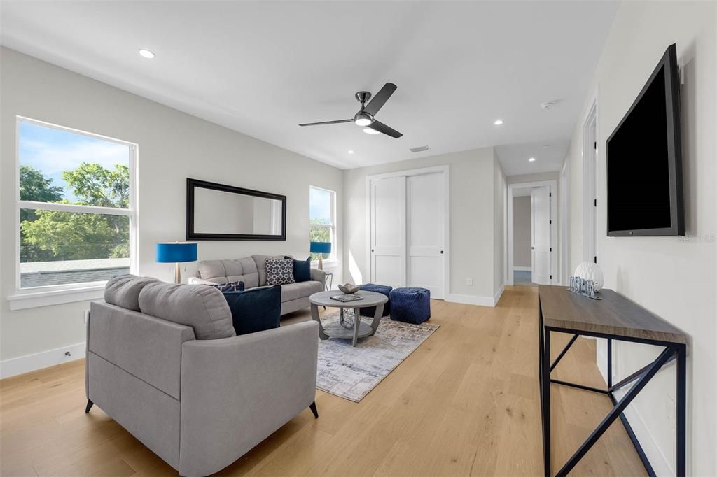 合同活跃: $1,299,900 (5 贝兹, 4 浴室, 3175 平方英尺)