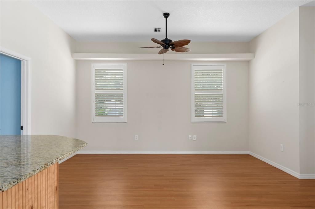 На продажу: $339,900 (3 спален, 2 ванн, 1823 Квадратных фут)