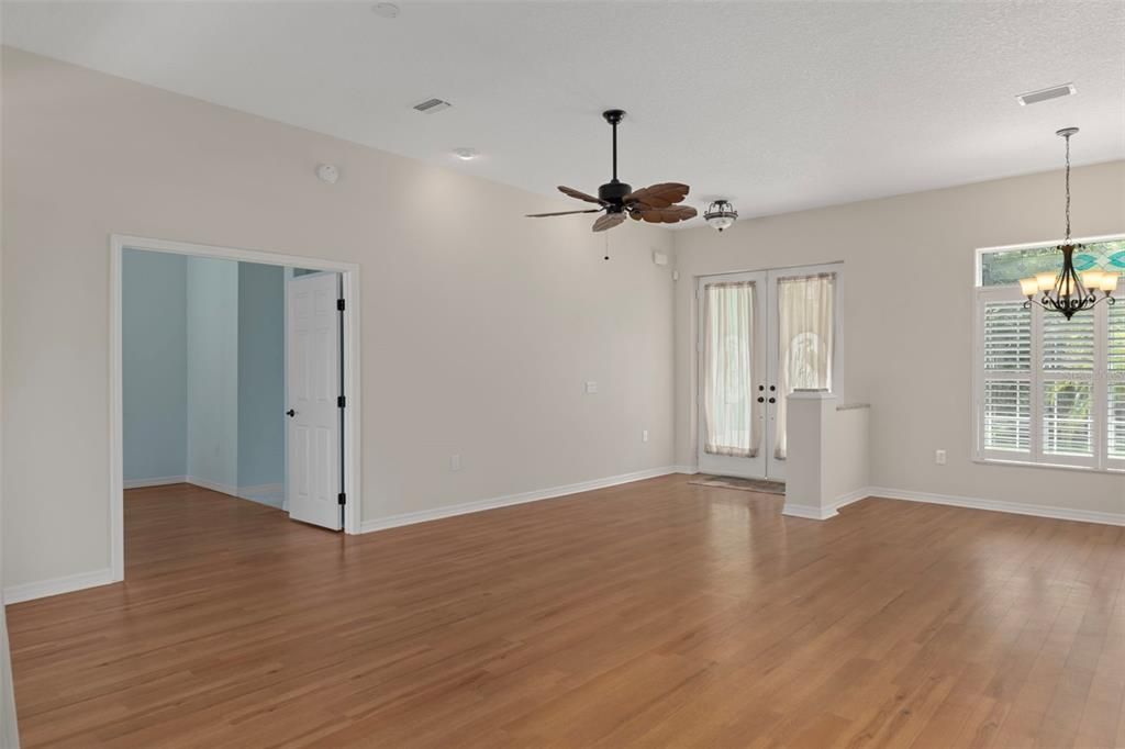 На продажу: $339,900 (3 спален, 2 ванн, 1823 Квадратных фут)