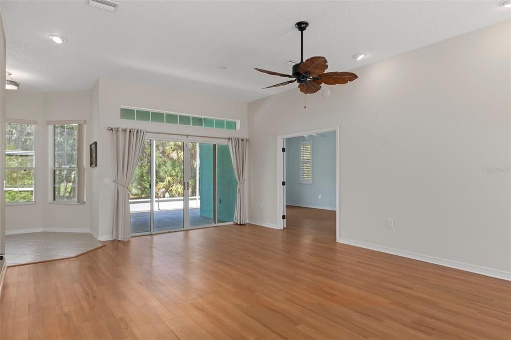 На продажу: $339,900 (3 спален, 2 ванн, 1823 Квадратных фут)