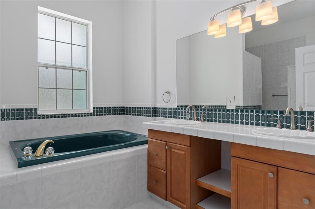 На продажу: $339,900 (3 спален, 2 ванн, 1823 Квадратных фут)