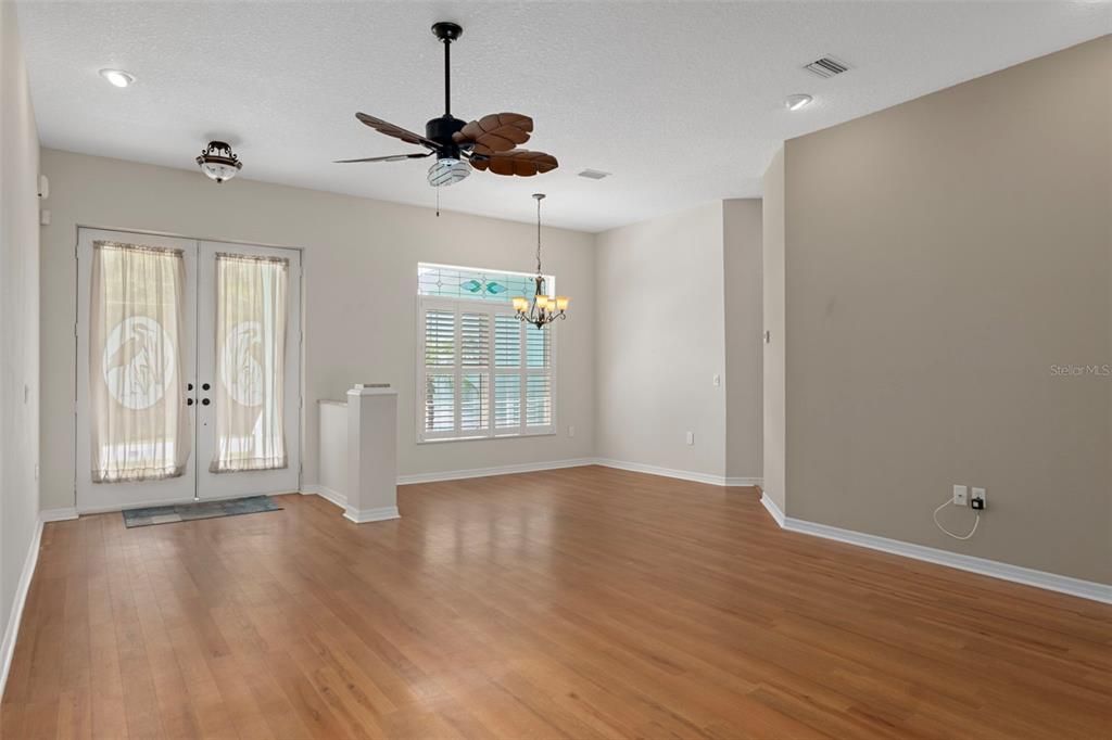 На продажу: $339,900 (3 спален, 2 ванн, 1823 Квадратных фут)