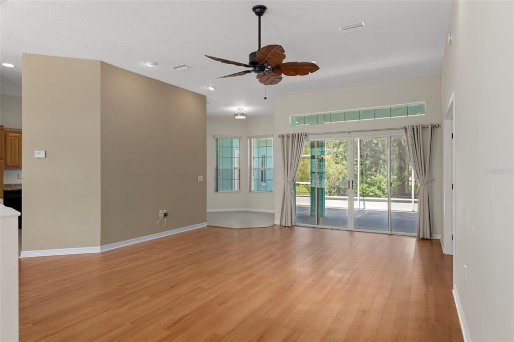 На продажу: $339,900 (3 спален, 2 ванн, 1823 Квадратных фут)