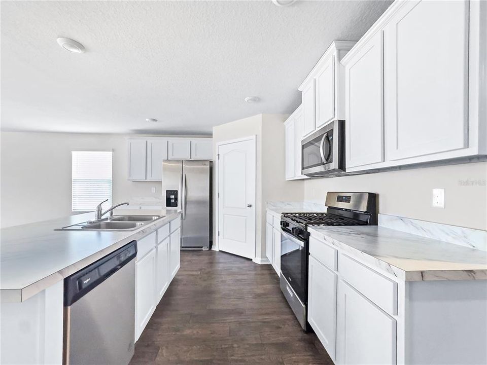 На продажу: $375,000 (4 спален, 2 ванн, 1856 Квадратных фут)