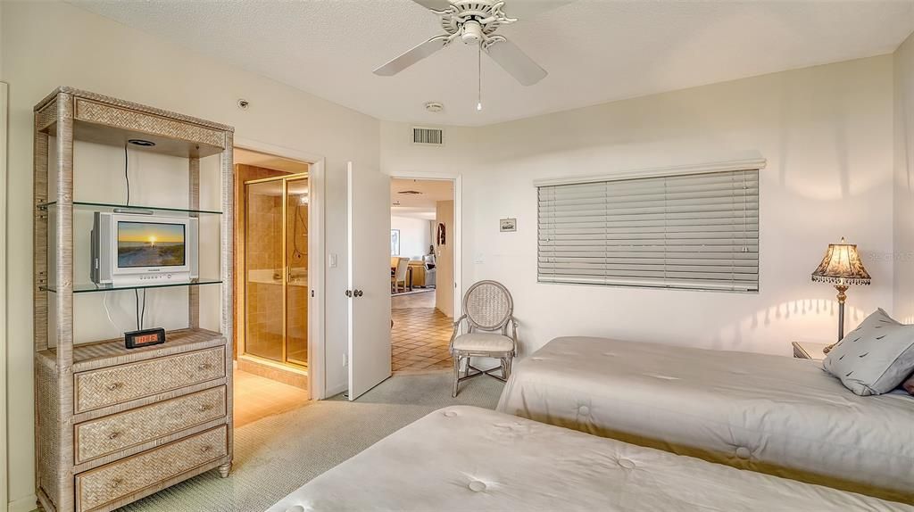 合同活跃: $748,750 (3 贝兹, 2 浴室, 2039 平方英尺)