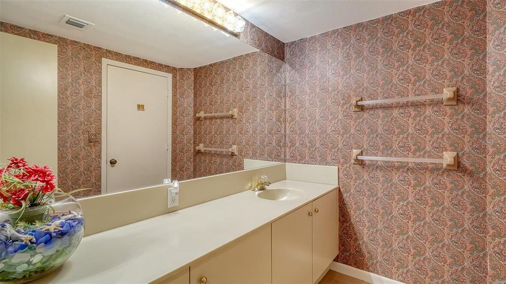 合同活跃: $748,750 (3 贝兹, 2 浴室, 2039 平方英尺)