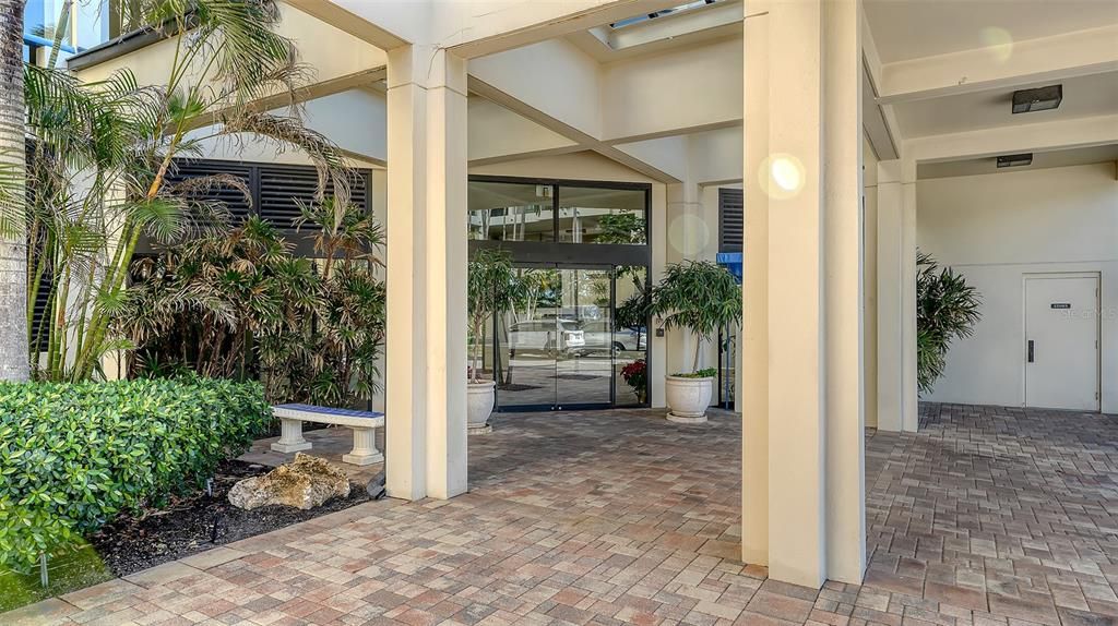 合同活跃: $748,750 (3 贝兹, 2 浴室, 2039 平方英尺)