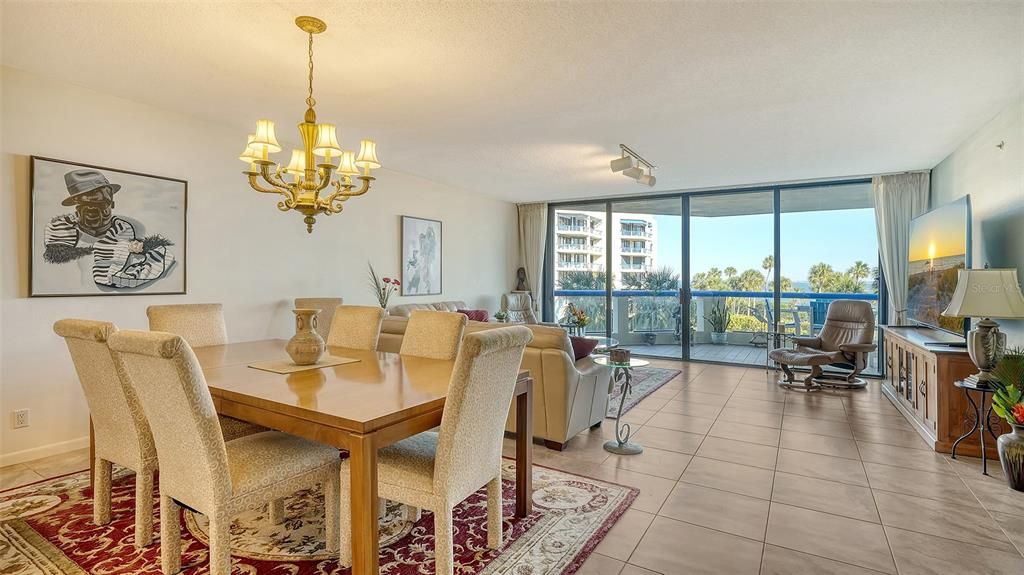 合同活跃: $748,750 (3 贝兹, 2 浴室, 2039 平方英尺)