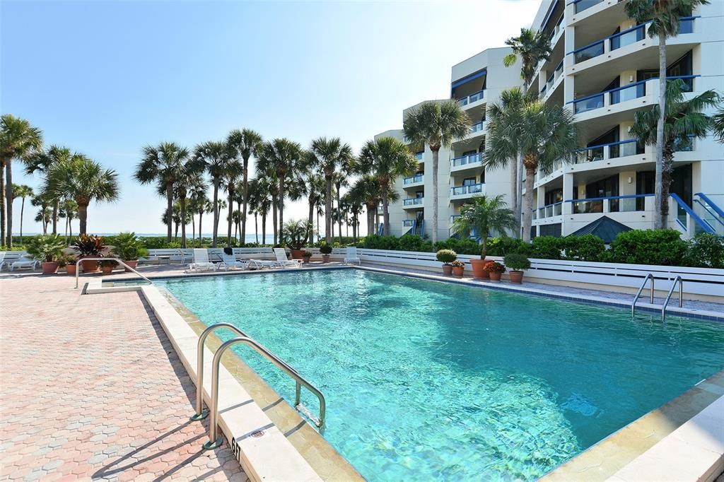 合同活跃: $748,750 (3 贝兹, 2 浴室, 2039 平方英尺)