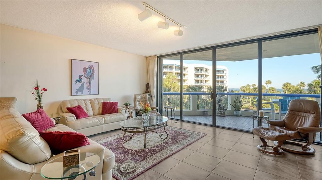 合同活跃: $748,750 (3 贝兹, 2 浴室, 2039 平方英尺)