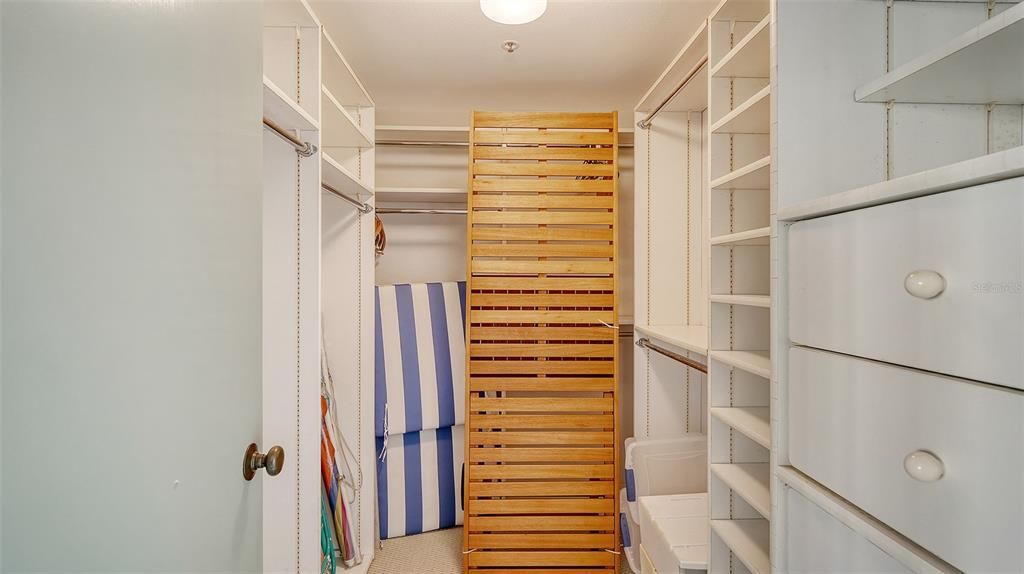 合同活跃: $748,750 (3 贝兹, 2 浴室, 2039 平方英尺)