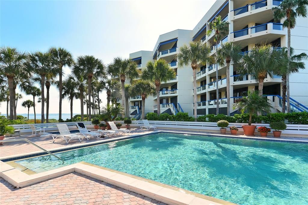 合同活跃: $748,750 (3 贝兹, 2 浴室, 2039 平方英尺)