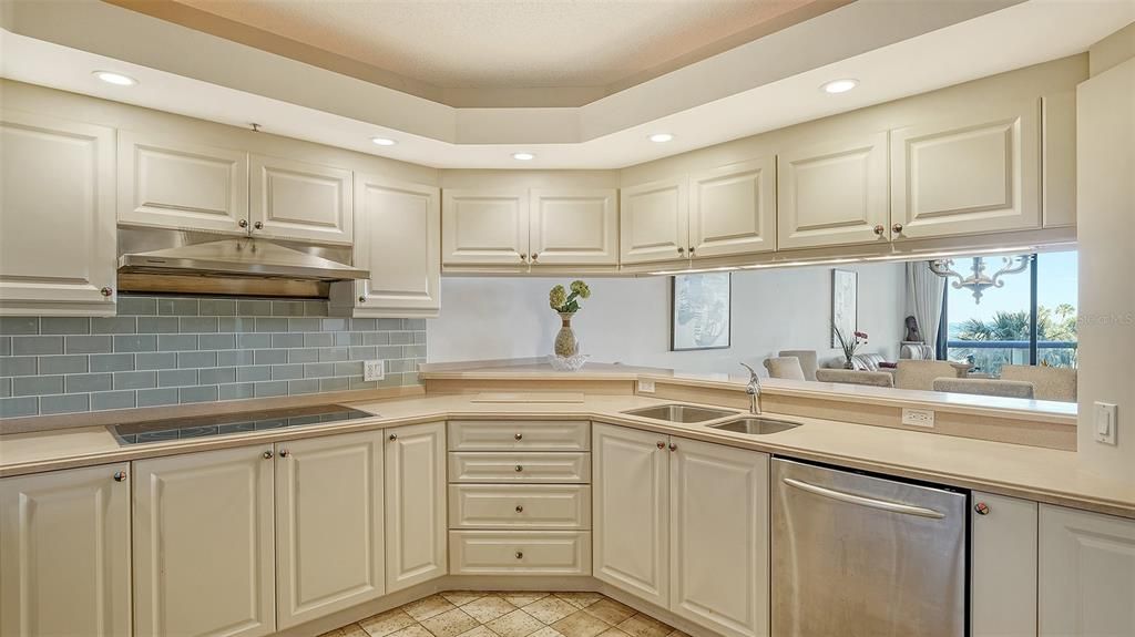 合同活跃: $748,750 (3 贝兹, 2 浴室, 2039 平方英尺)