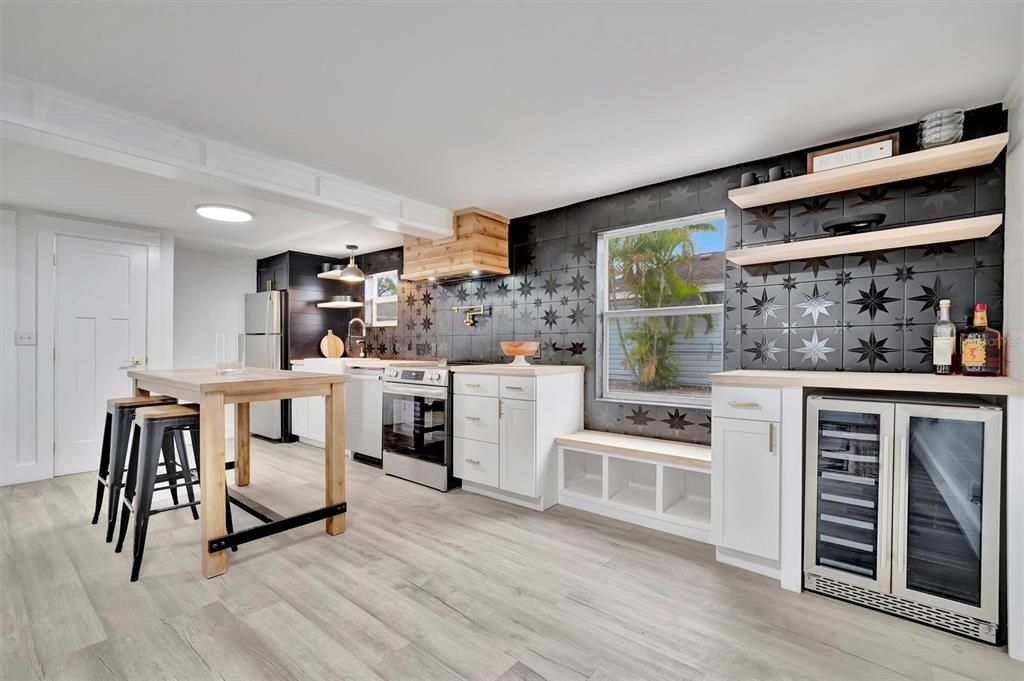 待售: $1,099,000 (6 贝兹, 0 浴室, 2710 平方英尺)