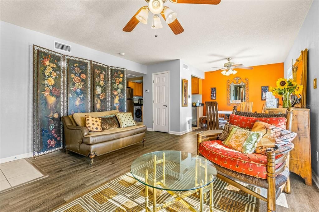 Под контрактом: $200,000 (1 спален, 1 ванн, 646 Квадратных фут)