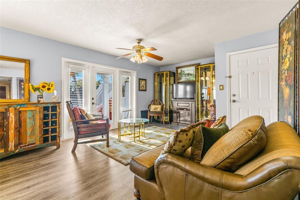 Под контрактом: $200,000 (1 спален, 1 ванн, 646 Квадратных фут)