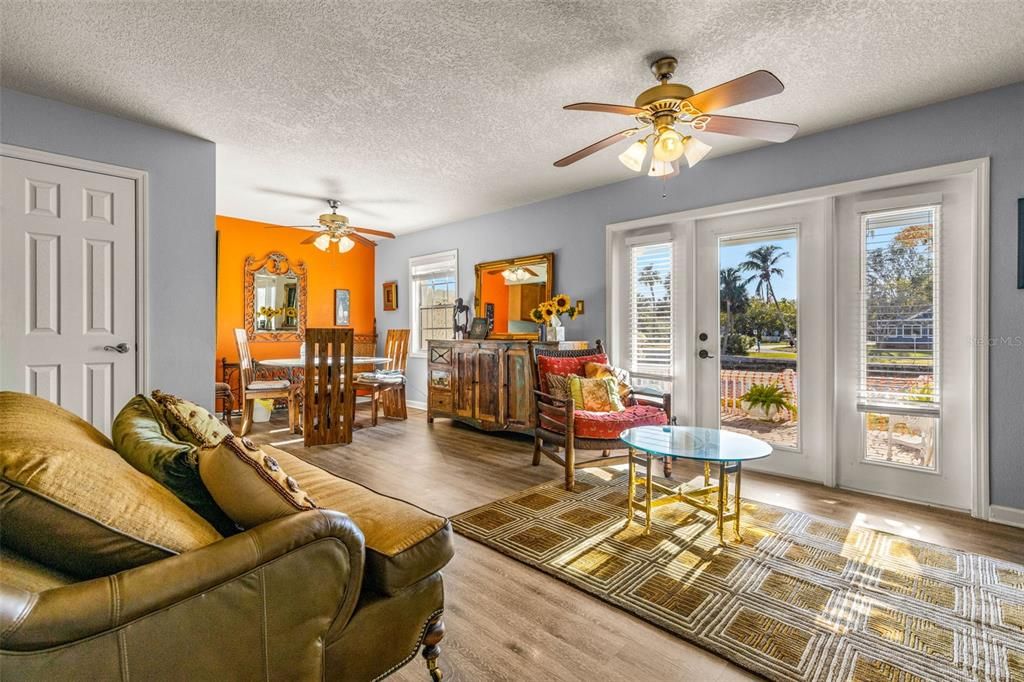 Под контрактом: $200,000 (1 спален, 1 ванн, 646 Квадратных фут)