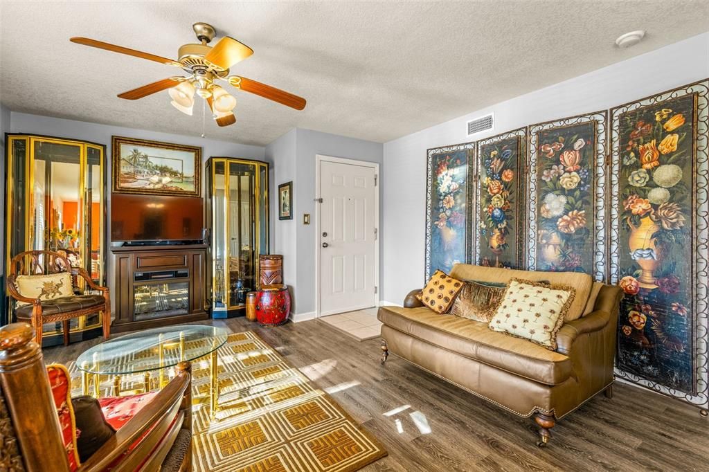 Под контрактом: $200,000 (1 спален, 1 ванн, 646 Квадратных фут)