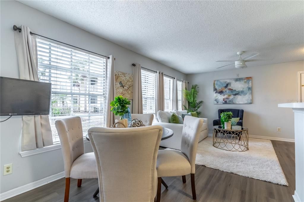 Под контрактом: $132,000 (2 спален, 2 ванн, 829 Квадратных фут)