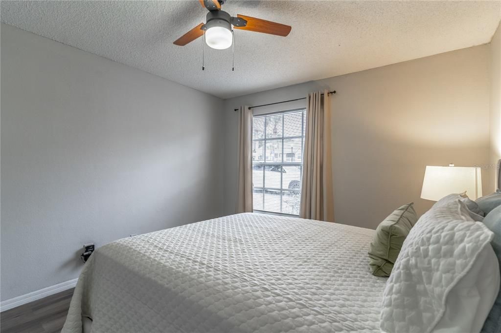 Под контрактом: $132,000 (2 спален, 2 ванн, 829 Квадратных фут)