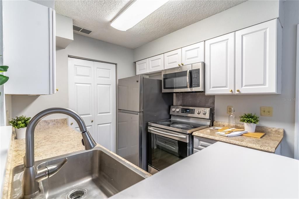 Под контрактом: $132,000 (2 спален, 2 ванн, 829 Квадратных фут)