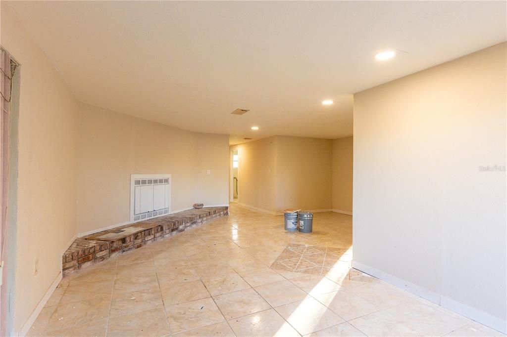 Под контрактом: $250,000 (7 спален, 3 ванн, 3105 Квадратных фут)