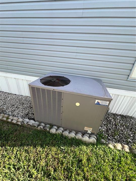 For Sale: $114,000 (2 beds, 1 baths, 396 Square Feet)