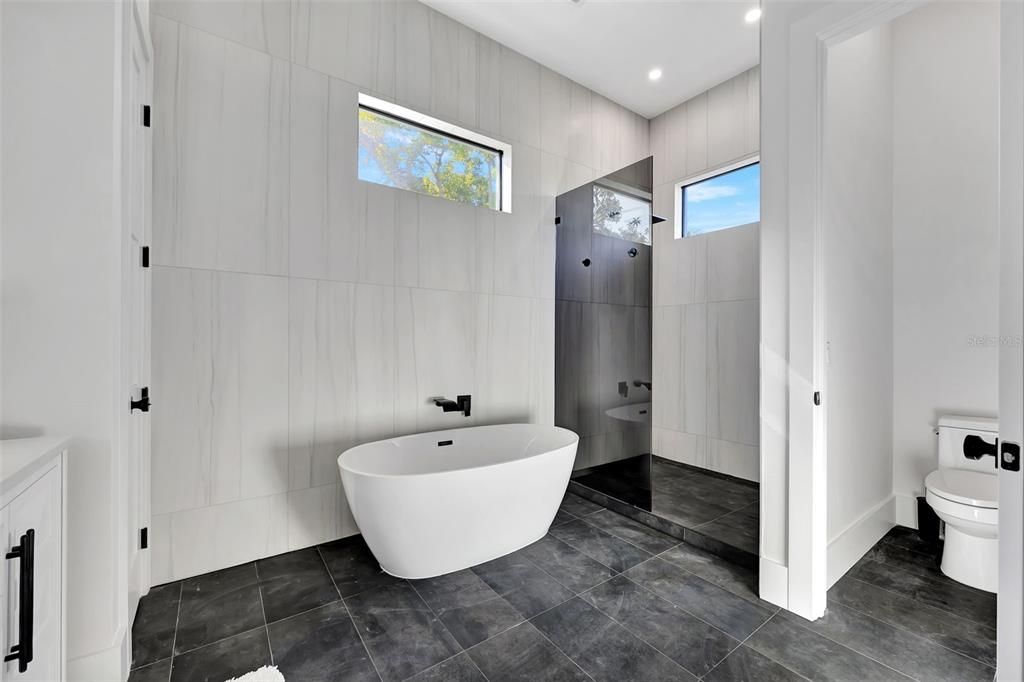 For Rent: $12,000 (4 beds, 3 baths, 2600 Square Feet)