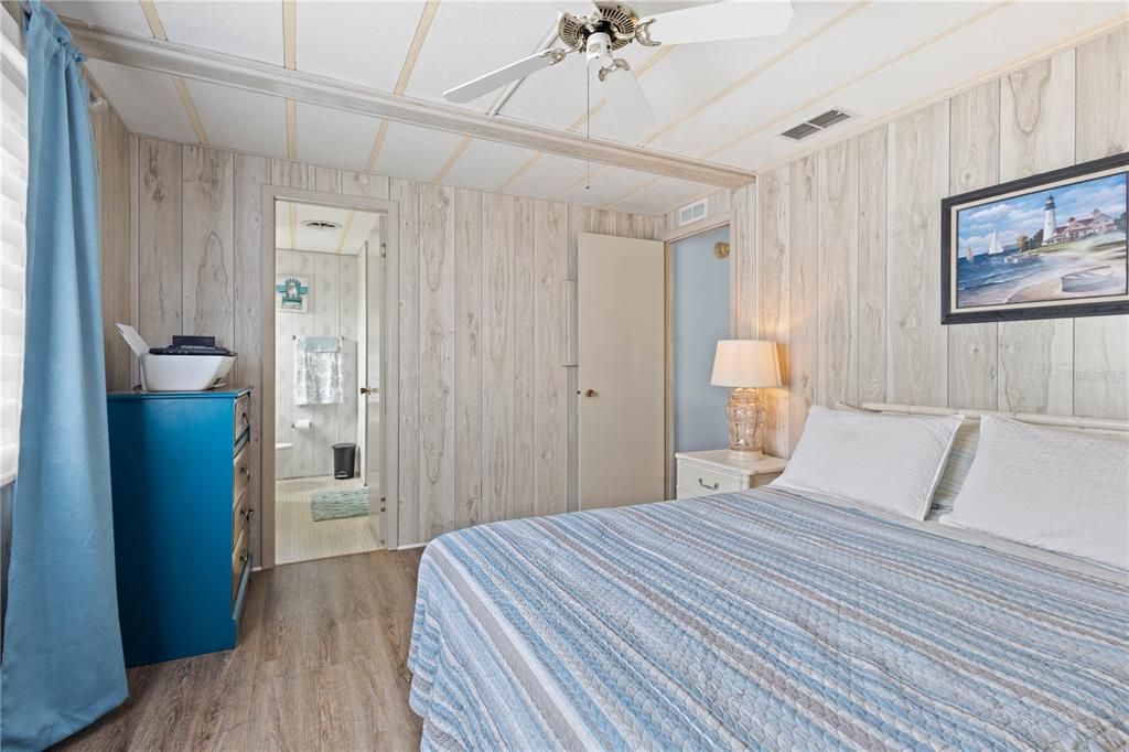 Active With Contract: $100,000 (2 beds, 2 baths, 864 Square Feet)