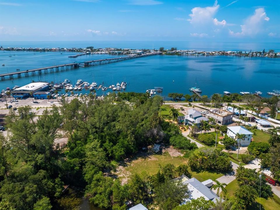 待售: $699,800 (0.33 acres)